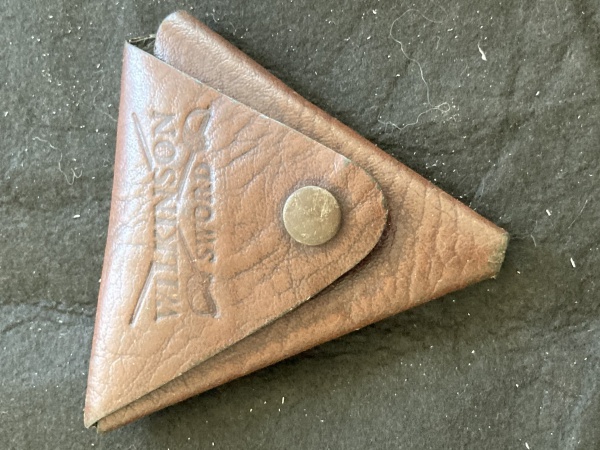 Joias . Militaria - Antigo Porta-Moedas ou lâminas Triangular em Couro Wilkinson Sword ...