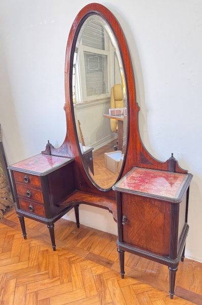 Joias . Antiga penteadeira em madeira nobre estilo Art Deco com espelho oval bisotado. ...