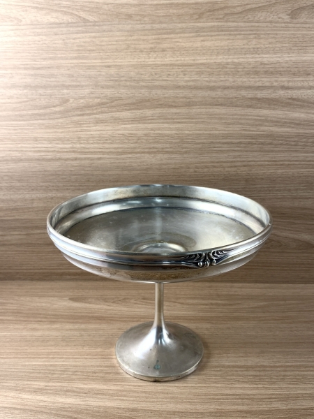 Joias . Fruteira com pedestal em prata 800 com monograma na base, peso 1324gr. Altura.= ...