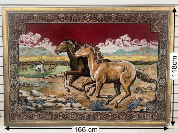 Arte . Quadro de Tapeçaria Vintage com Imagem de Cavalos Galopando em Paisagem com ...
