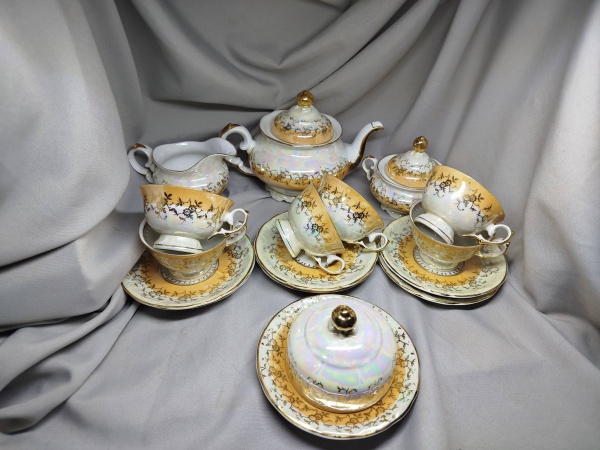 Joias . Lote contendo seis pratos de sobremesa em porcelana DP foto 6
