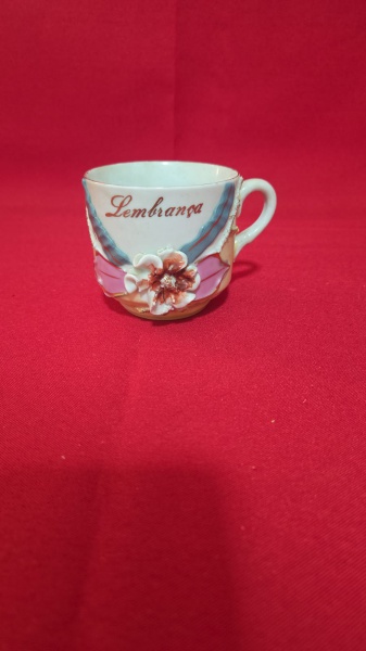 Joias . Xícara antiga de porcelana ..