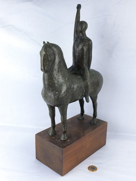 Joias . Vasco Prado, escultura em bronze, representando cavaleiro, com base de madeira ...