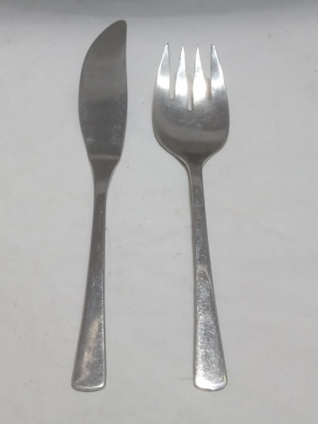 Joias . 9 Facas de mesa com cabos prateados da marca francesa E foto 2