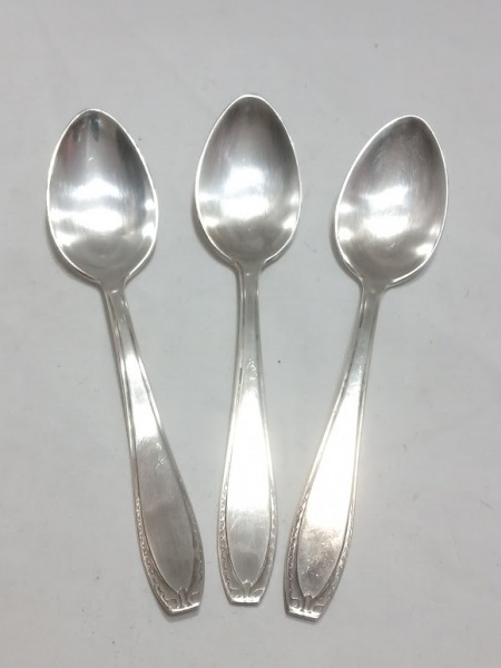 Joias . 9 Facas de mesa com cabos prateados da marca francesa E foto 5