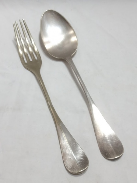 Joias . 9 Facas de mesa com cabos prateados da marca francesa E foto 6