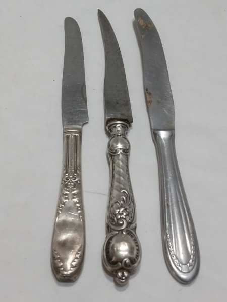Joias . 9 Facas de mesa com cabos prateados da marca francesa E foto 8