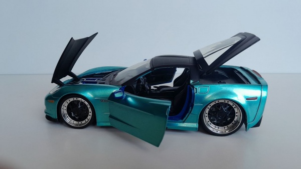 Joias . Miniatura  Corvette zo6 Escala 1.24, Marca: Jada