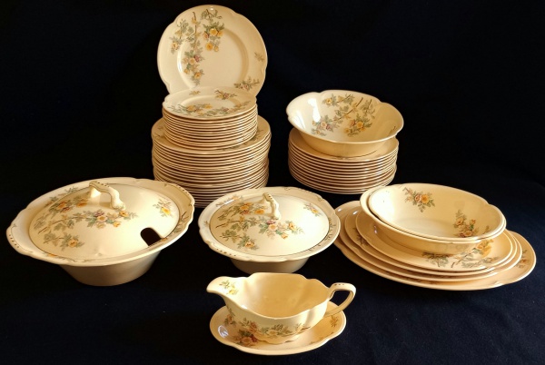 Joias . Conjunto para jantar em cerâmica inglesa JOHNSON BROSS composto de 01 sopeira, ...