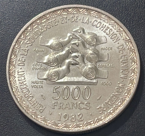 Joias . MOEDA DA AFRICA OCIDENDAL (CFA) - 5 000 FRANCS 1982 - PRATA .900% - DIAMETRO ...