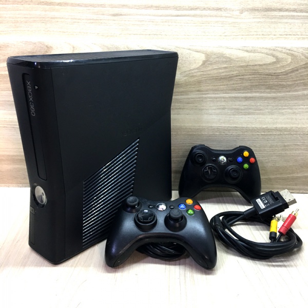 Joias . Console XBOX 360 com 2 controles e cabo AV, em bom estado, no estado, podendo ...