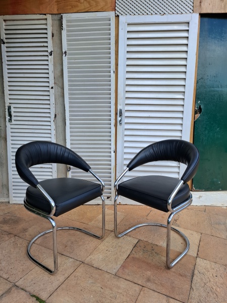 Giotto Stoppino. Raro par de cadeiras de designer italiano.