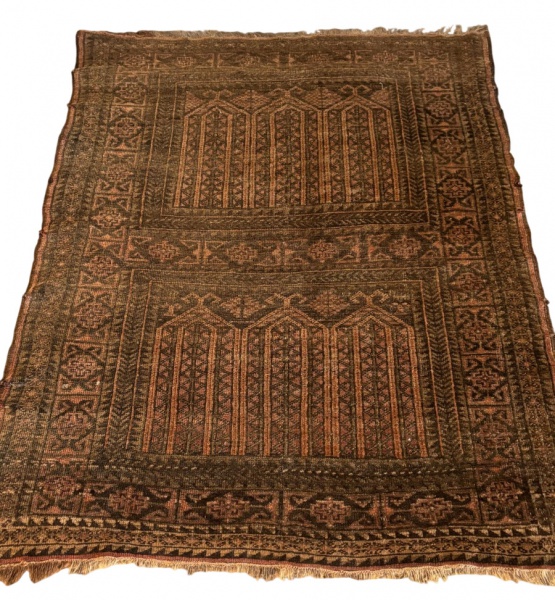 Joias . Tapete Belouch. Mede: 1,2 x 1,00 m = 1,2 m²