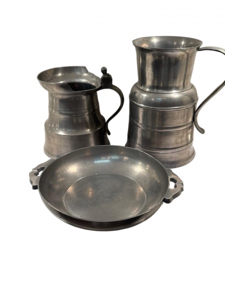 Joias . Conjunto de 2 leiteiras e uma guiseira de pewter. Mede: Maior 12 cm de diâmetro ...