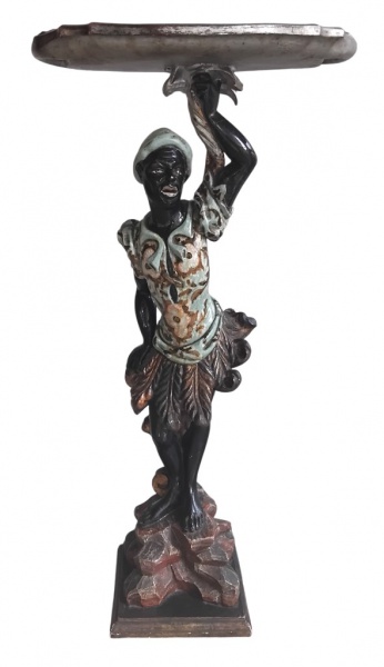 Joias . Escultura de madeira policromada Blackamoor sustentando bandeja. Mede: 94 cm de ...