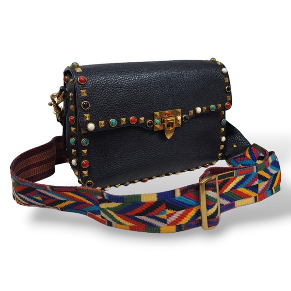 Bolsa Valentino Guitar Srap Rockstud Rolling, couro granulado preto, possui 3 compartimentos com um