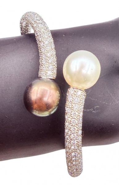 Joias . Magnífico bracelete em ouro branco 18k cravejado por brilhantes e arrematada ...