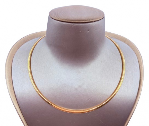 Joias . Gargantilha italiana em ouro 18k. Diâmetro: 14cm Peso: 29,2g