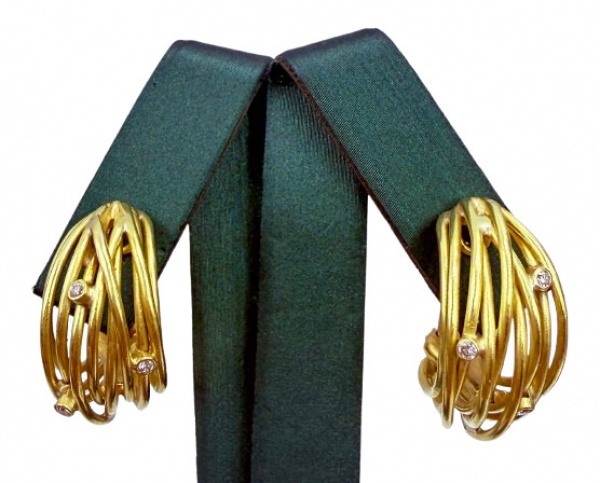 Joias . Par de brincos em ouro 18k modelo ninho cravejado por brilhantes. Comprimento: ...
