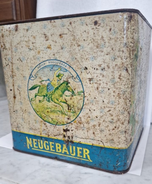 Joias . Antiga lata colecionável dos Chocolates e Caramelos Neugebauer. Peça com ...