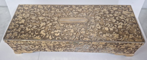 Linda caixa porta-jóias em bronze , ricamente trabalhado em alto relevo nas bordas e tampa. Tamanho 23 cm largura x 6,5 
