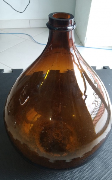 Joias . Antigo garrafão de vinho / vinagre cor marrom, bem conservado. Altura: 58cm. ...