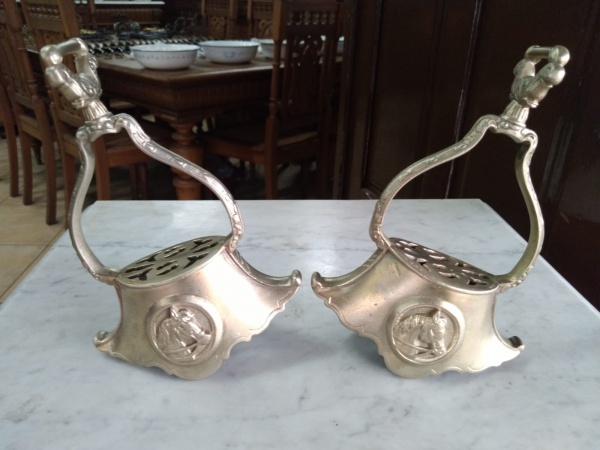 Joias . Par de estribo de picaria ( cestinha ) com a efígie do Cavalo nas laterais. ...