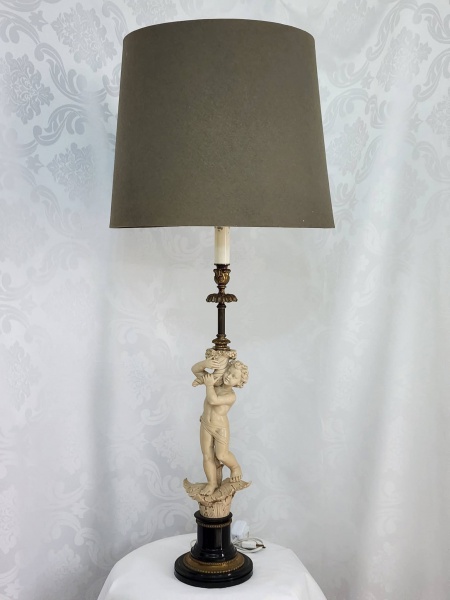 Joias . Belo e grandioso abajur em resina com escultura representando anjos na cor ...