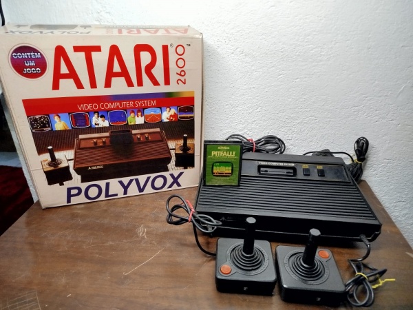 Joias . ANTIGO VIDEO GAME ATARI 2600 NA CAIXA FUNCIONANDO 2 CONTROLES E Cartucho PITFALL