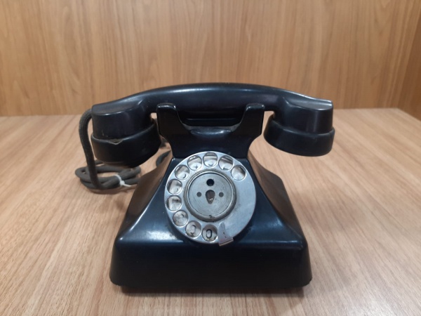 Joias . Telefone é um modelo vintage da marca Ericsson, feito de baquelite preto e ...