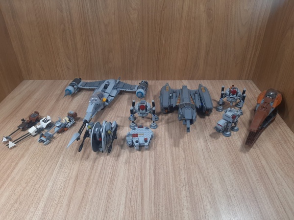 Joias . LEGO - Lote com diversos veiculos, naves e peças de conjuntos variados como ...