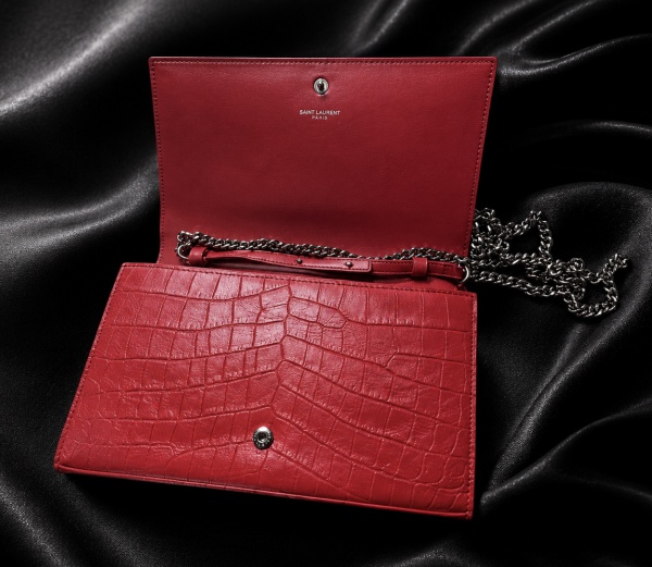 Bolsas . Yves Saint Laurent. Bolsa Croco Vermelha, conta com alça longa em corrente ...