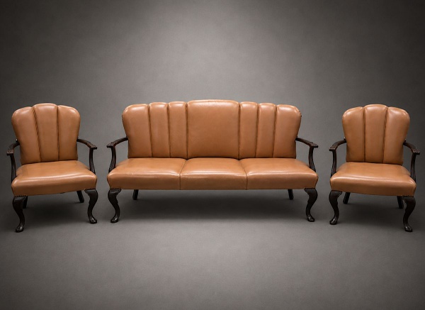 Joias . Conjunto de sofá de três lugares e 2 poltronas, madeira nobre, revestido em ...