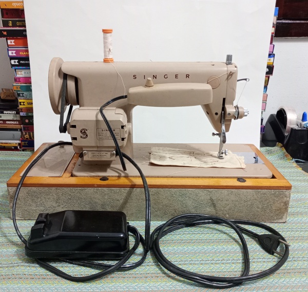 Joias . MÁQUINA DE COSTURA SINGER ANTIGA MODELO 660 - Completa, com caixa e tampa em ...