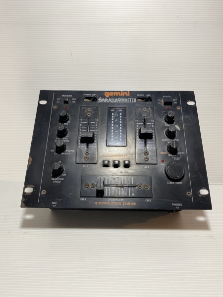 Mixer de pré-amplificador e sampler digital Gemini PDM-