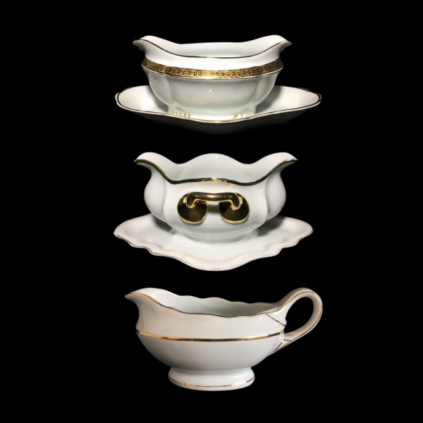 Três antigas molheiras de porcelana  REAL S.PAULO e  PORCELANA MAUÁ . Molheira do meio com desgaste e bicado na borda e no prato. Dimensões: 10 cm x 15 cm x 22 cm (maior peça).