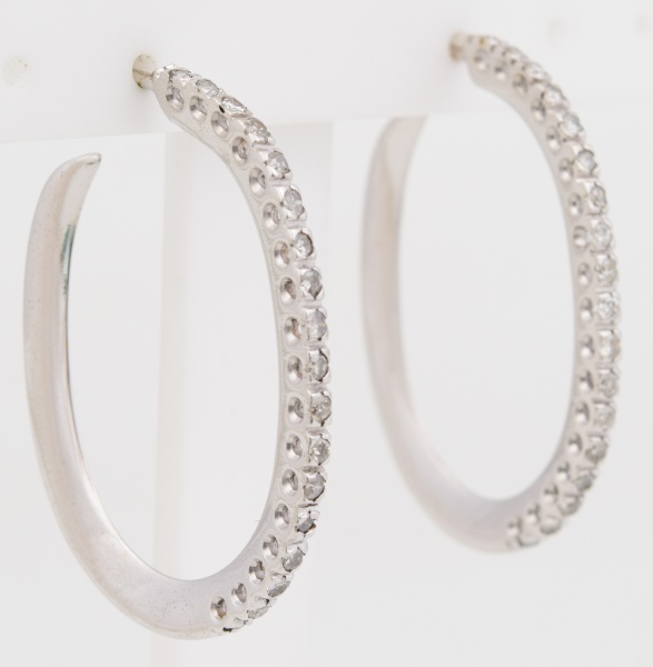 Joias . Par de brincos tipo argola em ouro branco, contrastado 750 k, cravejado com 36 ...