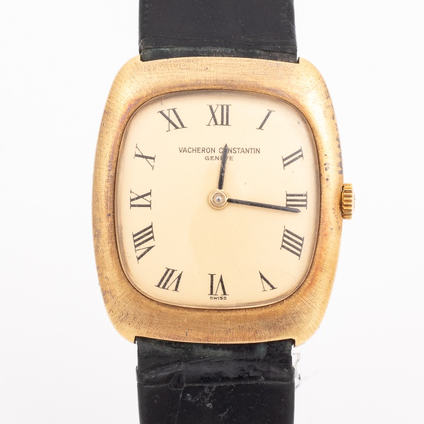 VACHERON CONSTANTIN - Relógio suíço de pulso. Caixa em ouro amarelo contrastado 750 K. Mostrador dourado com algarismos romanos em preto, visor em acrílico. Movimento a corda. Excelente estado, funcio