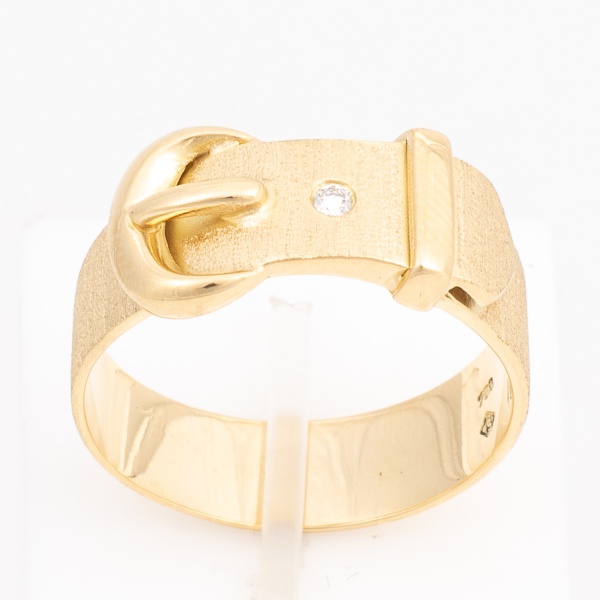 H.STERN - Anel em formato de cinto em ouro amarelo, contrastado 750 K e da joalheria, cravejado com brilhante de aproximadamente 2 pontos. Aro 19,5 . Peso 6,3 gr. (Por medida de segurança esse lote nã