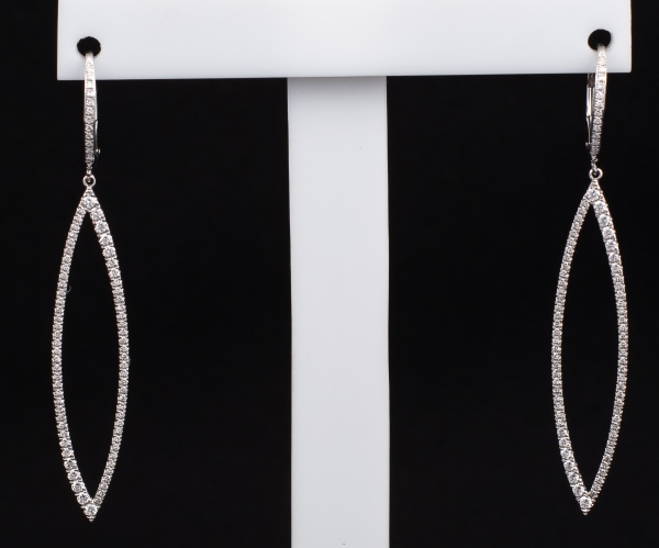 Par de brincos em ouro branco, 14 K, cravejado de diamantes. Med. 5,5 x 1 cm. Peso 3,9 gr. (Por medida de segurança esse lote não se encontra em nossa loja).