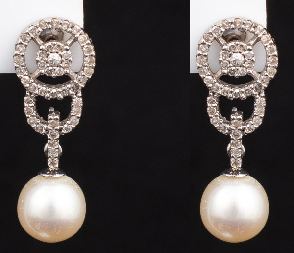 VIVARA - Par de brincos em ouro branco, contraste 750 K e da joalheria, cravejado com diamantes e perolas. Med. 2,5 cm. Peso 4,6 gr. (Por medida de segurança esse lote não se encontra em nossa loja).