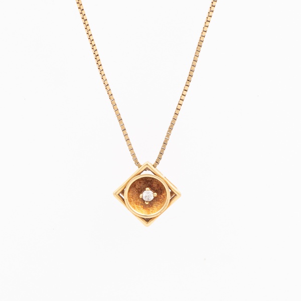 H.STERN - Cordão e pingente em ouro amarelo, contraste 750 K e da joalheria, cravejado com um brilhante de aproximadamente 3 pontos. Med. aberto 44 cm, pingente 0,7 x 0,7 cm. Peso 3,1 gr. (Por medida