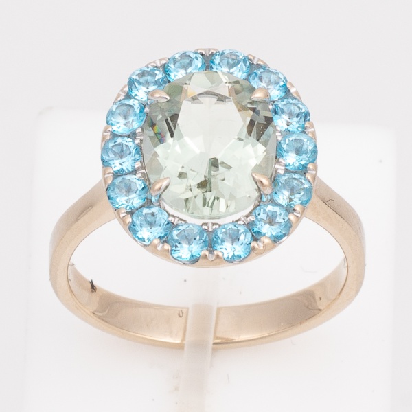 AMSTERDAM SAUER - Anel em ouro branco, contraste 750 K e da joalheria, com quartzo central esverdeado de proximadamente 4 cts, rodeada com quatorze topázios de aproximadamente 7 pontos cada. Aro 18. P