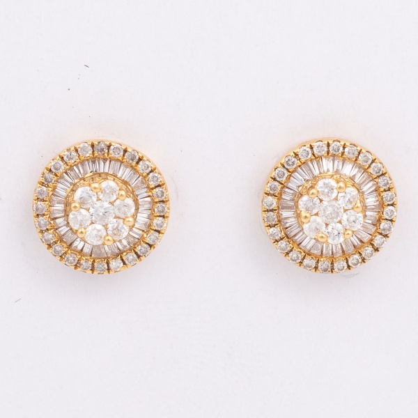 Par de brincos "pizza" em ouro amarelo, 750 K, cravejado com vinte e quatro brilhantes de aproximadamente 0,6 pontos cada, vinte e quatro brilhantes lapidação baguete de aproximadamente 1 ponto cada e