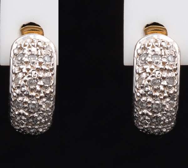 Par de brincos "argola" em ouro amarelo, 18 K, cravejado de diamantes. Med. 1,3 cm diâm. Peso 4,2 gr. (Por medida de segurança esse lote não se encontra em nossa loja).