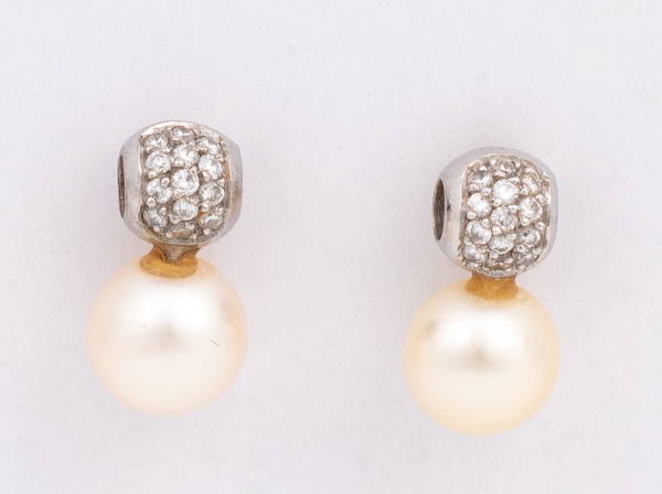 H.STERN - Par de brincos em ouro branco, contraste 750 K e da joalheria, cravejado com diamantes e pérolas de 7 mm. Peso 3,6 gr. (Por medida de segurança esse lote não se encontra em nossa loja).