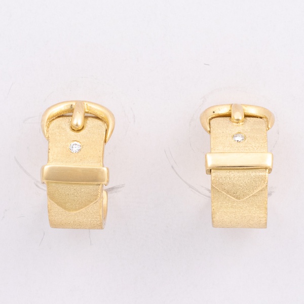 H.STERN - Par de brincos "cinto" em ouro amarelo, contraste 750 K e da joalheria, cravejado com brilhantes. Med. 1,5 x 2 cm. Peso 9,3 gr. (Por medida de segurança esse lote não se encontra em nossa lo