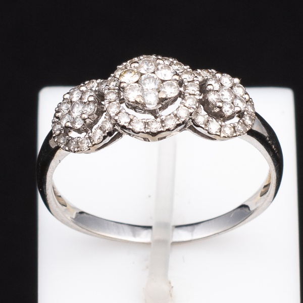 Anel em ouro branco, 18 K, cravejado com trinta e oito brilhantes de aproximadamente 0,8 pontos cada e vinte e um brilhantes de aproximadamente 2 pontos cada. Aro 23. Peso 2,6 gr. (Por medida de segur