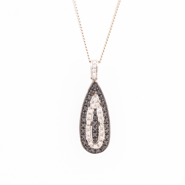 VIVARA - Pingente "gota", em ouro branco, contraste 750 K e da joalheria, cravejado de brilhantes e safiras azuis. Acompanha cordão em ouro branco, contrastado 750 K. Med do cordão aberto 47 cm. Pinge