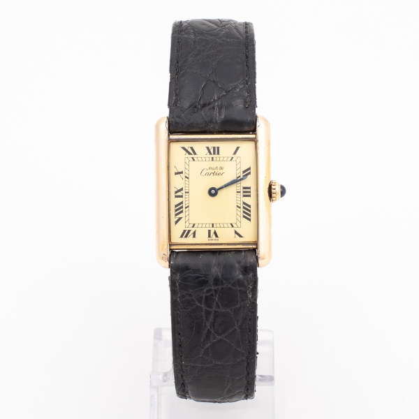 CARTIER TANK - Relógio suíço de pulso. Caixa em prata de lei contrastada, teor 925 milésimos com banho de ouro. Visor acrílico, mostrador creme com alagrísmos romanos em preto. Excelente estado com si